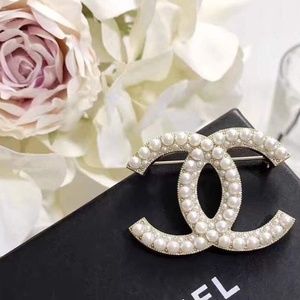 Classic Imitation White Pearl Brooch